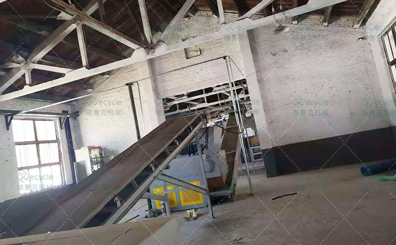 云南輪胎撕碎破碎機分解現場圖